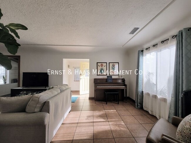 Building Photo - 1911 Cedar Ave