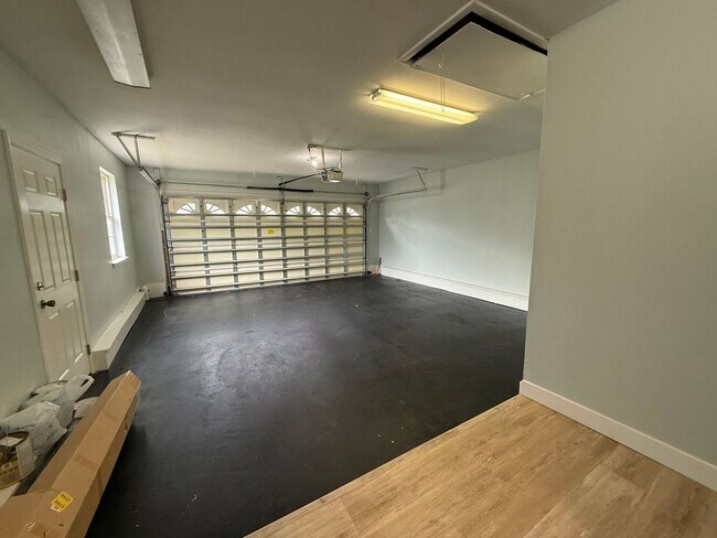 Building Photo - 420 Dolphin St