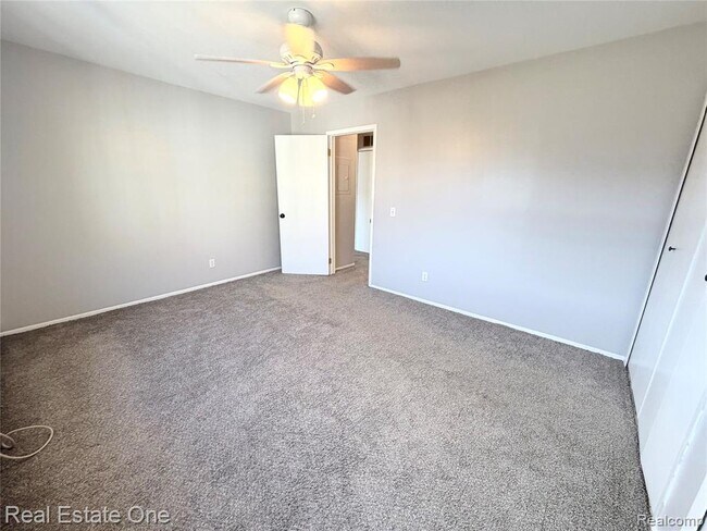 Building Photo - 2405 Torquay Ave
