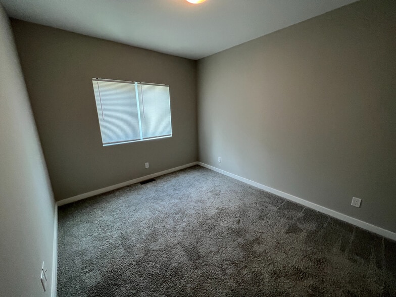 Building Photo - Room in Townhome on Gregg St