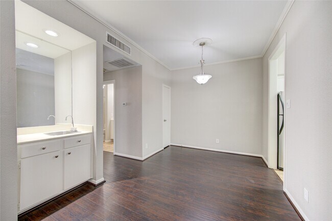 Building Photo - 726 Bering Dr
