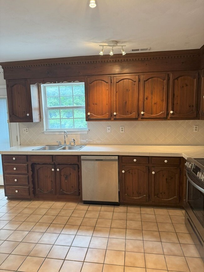 Building Photo - Charming 2 Bedroom in Churchland