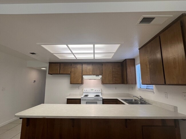Building Photo - 144 Duranta St