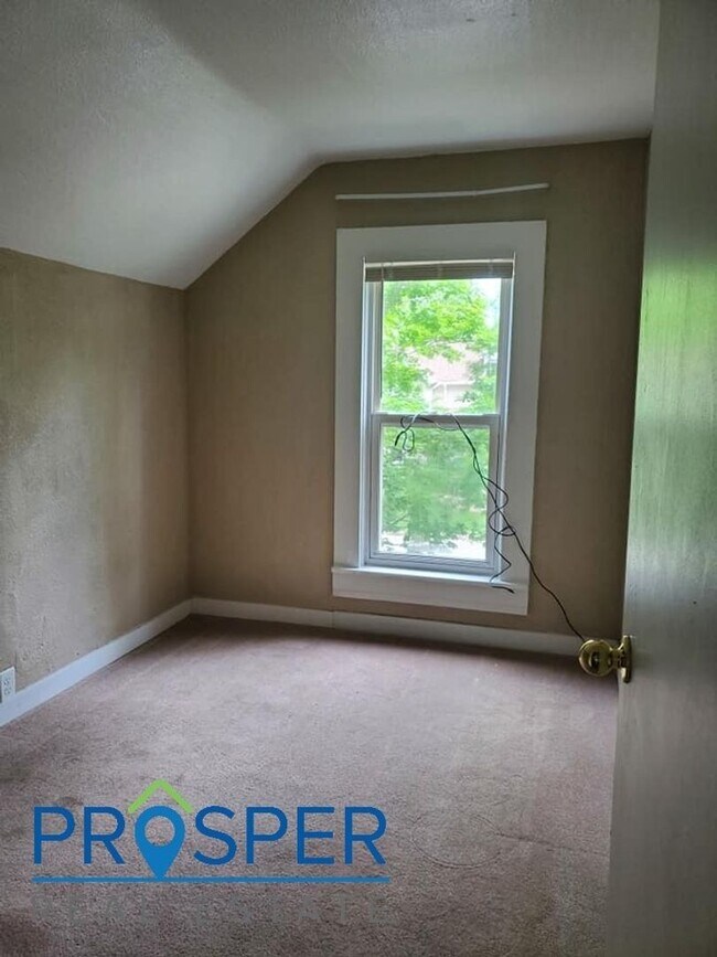 Building Photo - 5 Bedroom House with a Nice Big Yard - Ava...