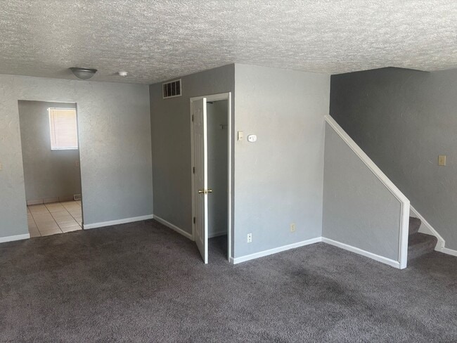 Building Photo - Charming 2-Bedroom Property in Prime Location