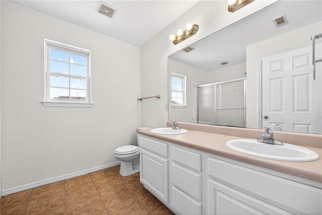 Building Photo - 1562 Hutchinson St