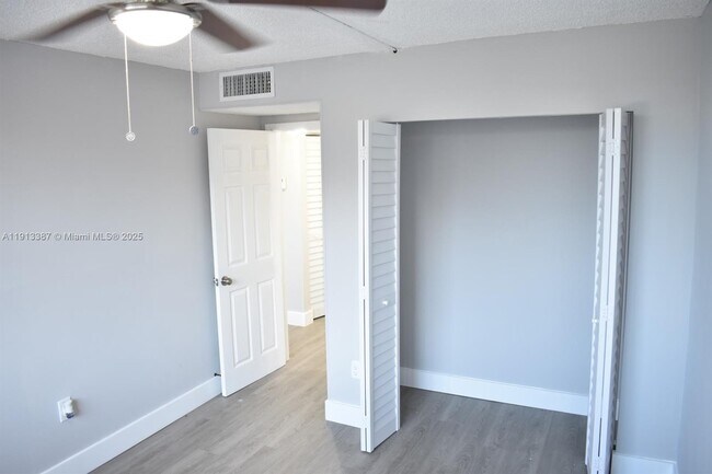 Building Photo - 16465 NE 22nd Ave