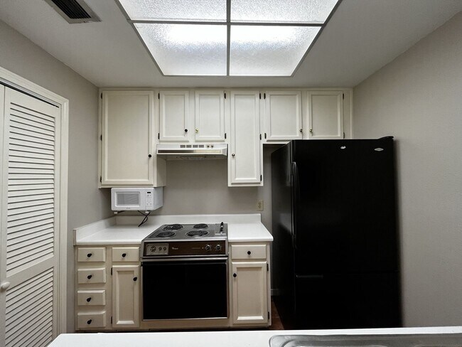 Building Photo - Adorable 1 bedroom, 1 bath Town-Home!!