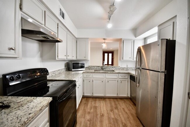 Building Photo - 4404 Basswood Ln