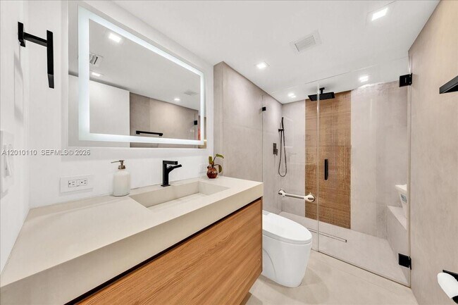 Building Photo - 1147 Hillsboro Mile