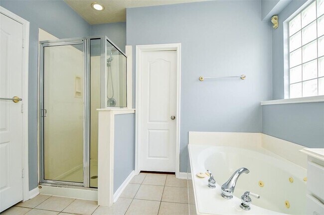 Building Photo - 12823 Dadebrook Ct