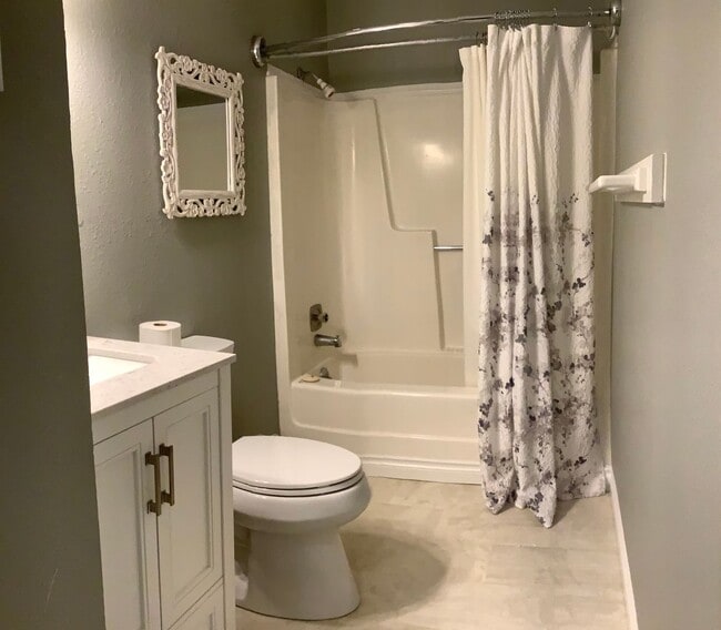 Building Photo - RENOVATED 3 BED 2 BATH 1 STORY RAMBLER - E...