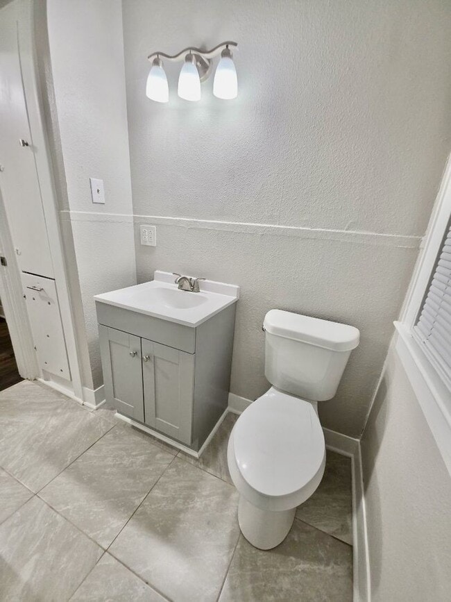 Building Photo - $500 OFF FIRST MONTH'S RENT MOVE IN SPECIAL-ADORABLE REMODELED HIGHLAND-CENTENARY HOME