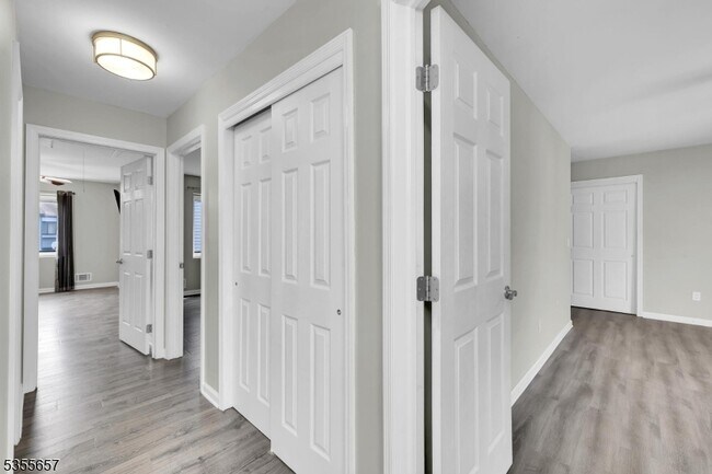 Building Photo - 8 Delbarton Ct