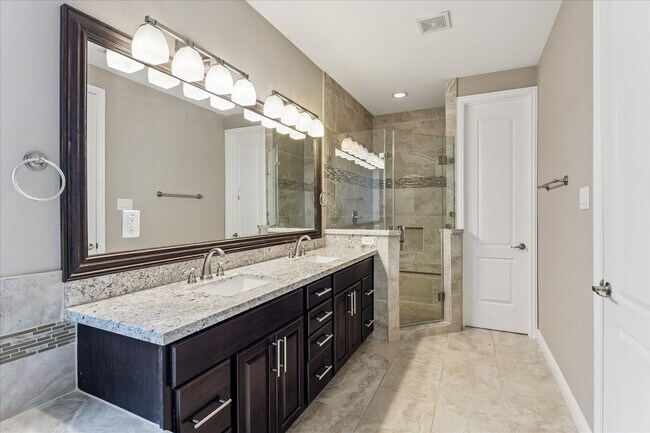 Building Photo - 1113 W 18th St