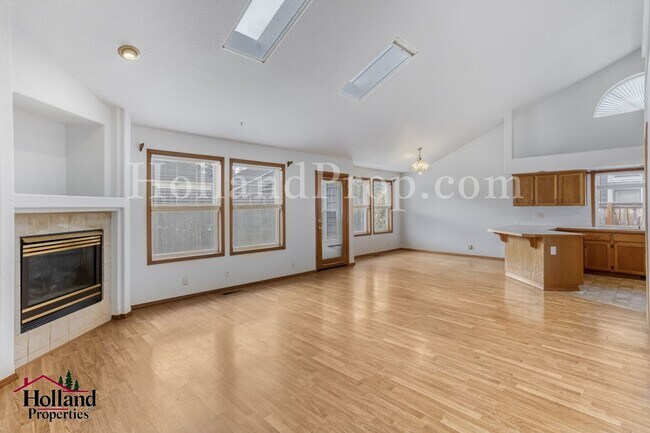 Building Photo - Pet-Friendly Hillsboro Home with Brand New Carpets and Fresh Paint!