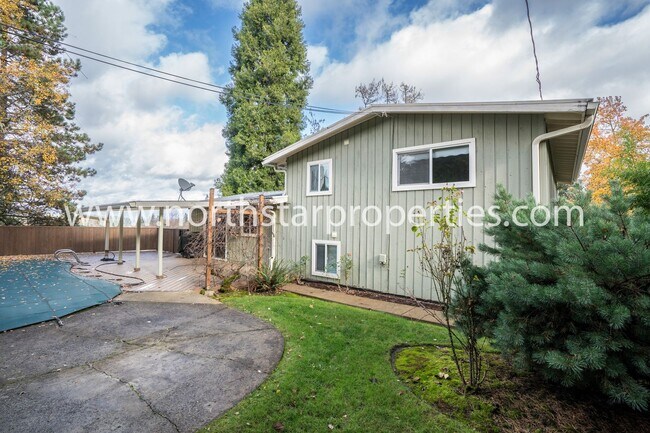 Building Photo - Hallinan Haven with Pool