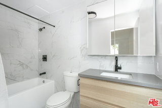 Building Photo - 560 Kings Rd
