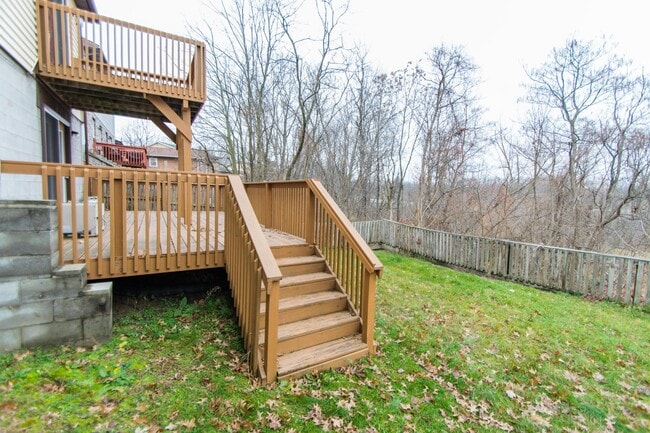 Building Photo - Spacious 2 bedroom / 1 bathroom Duplex for...