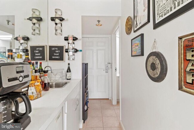 Building Photo - 2001 Hamilton St