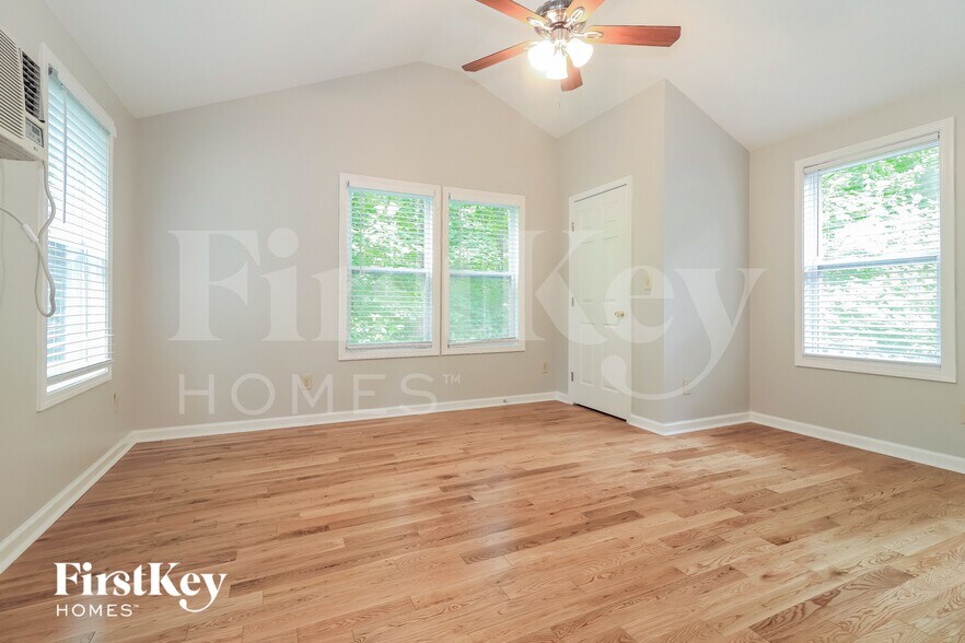 Building Photo - 124 Spring Dr