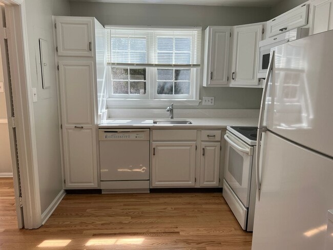 Building Photo - Well Appointed  and Updated Townhome in Downtown Bethesda