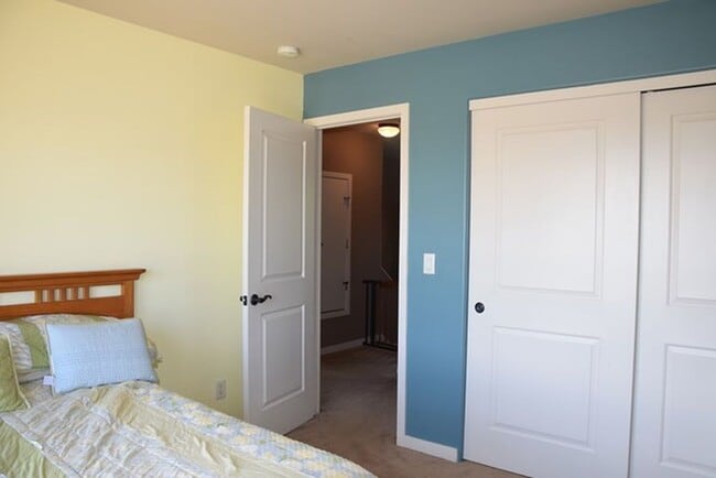 Building Photo - 3 bedroom 2 bath near golf course