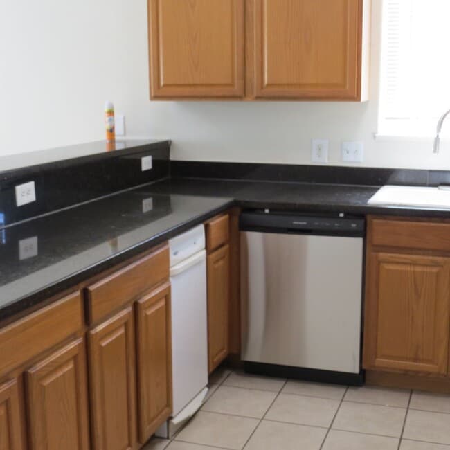 Building Photo - FREE RENT UNTIL THE END OF THE MONTH!!!