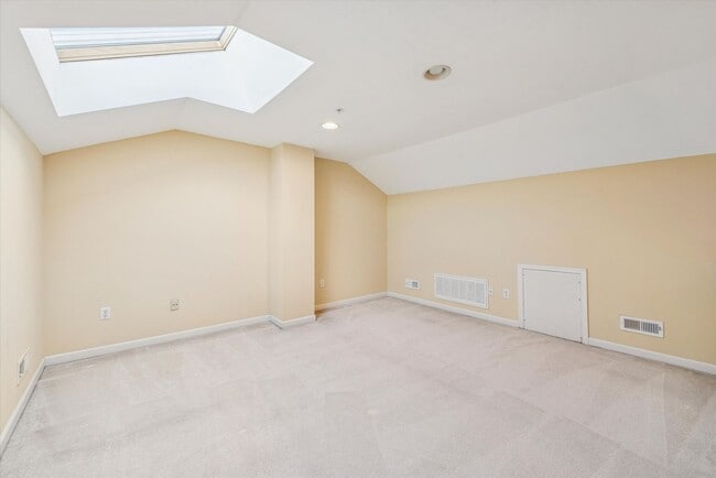 Building Photo - Avaible now, 3B/2.5B Townhome in Whiteland Woods!