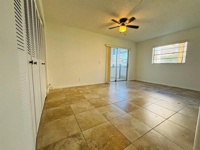 Building Photo - 831 Normandy R