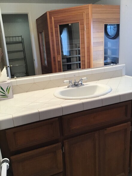 Large bathroom - 607 S 5th St