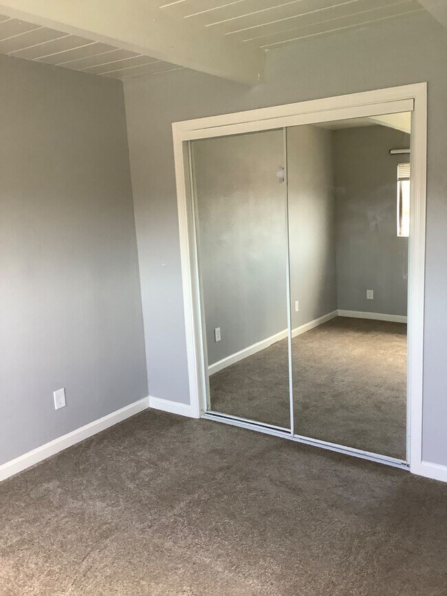 Building Photo - 2 Bedroom, 1 Bath Unit – Richmond Available Now!