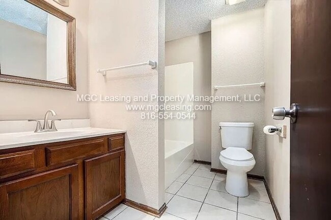 Building Photo - Spacious 2nd floor Townhome Living in the ...