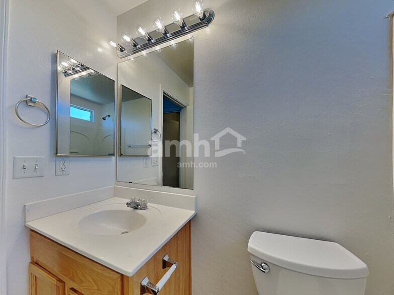 Building Photo - 4242 E Baylor Ln