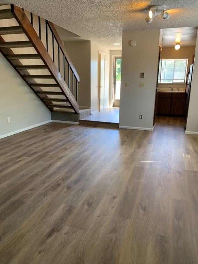 Building Photo - 1925 Ross Ct