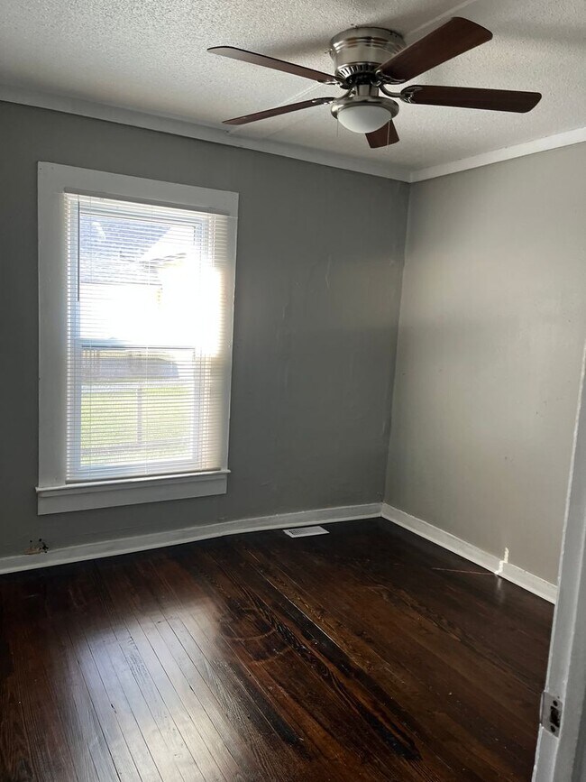 Building Photo - SPACIOUS 3/2 HOUSE!