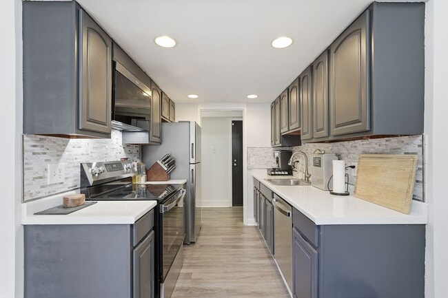 Building Photo - Beautifully Renovated 2-Bedroom Condo in the Heart of Reston!