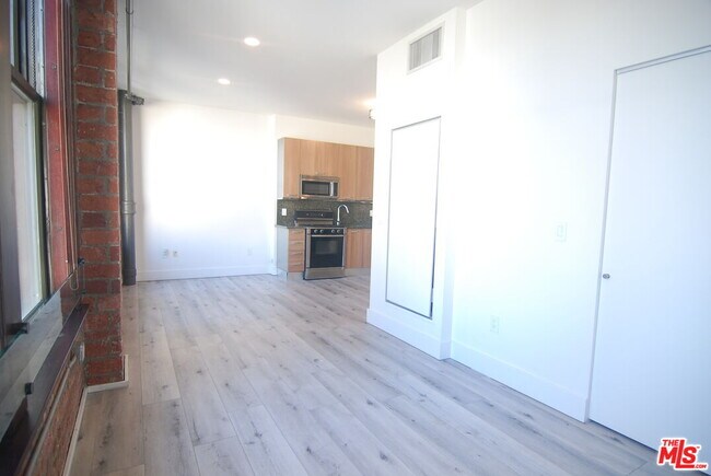 Building Photo - 460 S Spring St