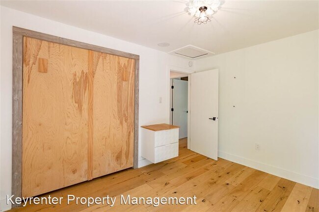 Building Photo - 1423 Broadmoor Dr
