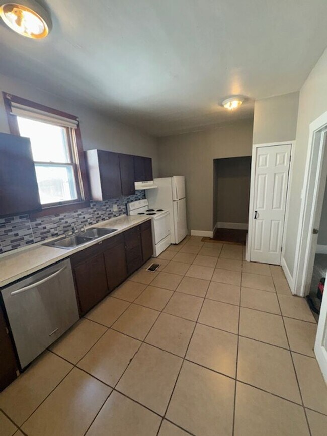 Building Photo - 1245 E Illinois St