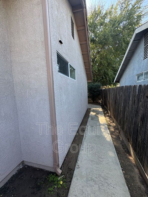 Building Photo - 451 W Marilyn St