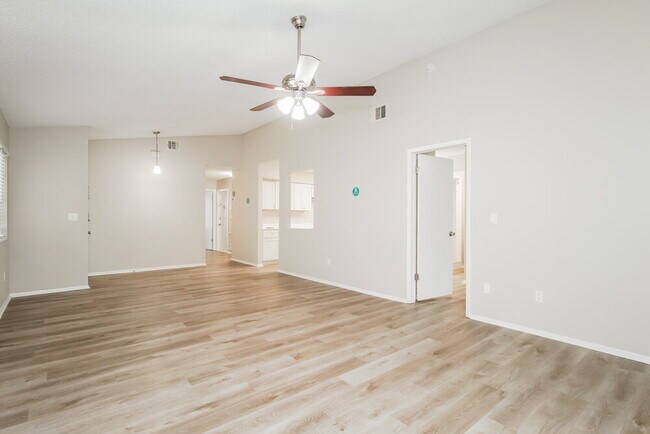 Building Photo - 565 Portland Cir