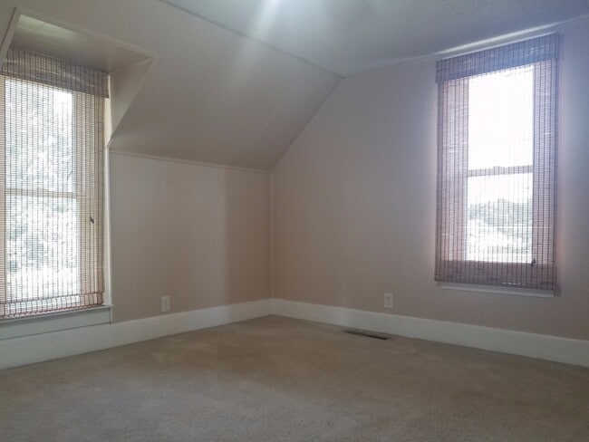 Building Photo - PRE-LEASING- AVAILABLE JUNE 10TH- 4 Bedroom/ 2 Bathroom Home