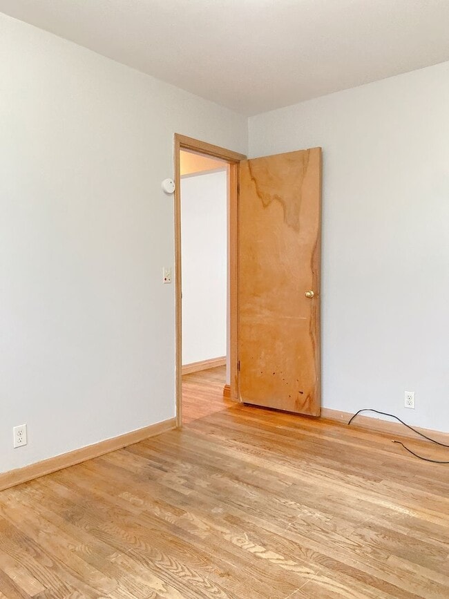 Building Photo - Beautiful 3 bed 1 bath house, over sized driveway, garage and fenced in back yard $1,595  [Move-i...