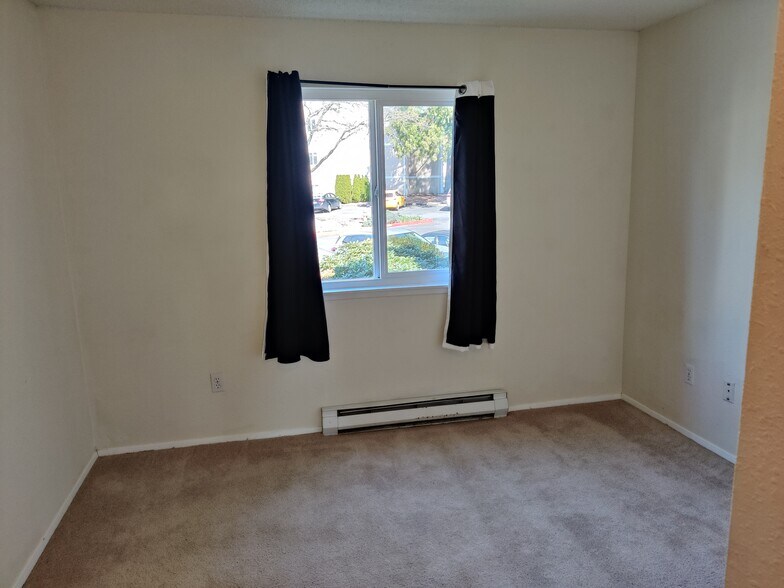 Building Photo - 12429 NE 130th Ct