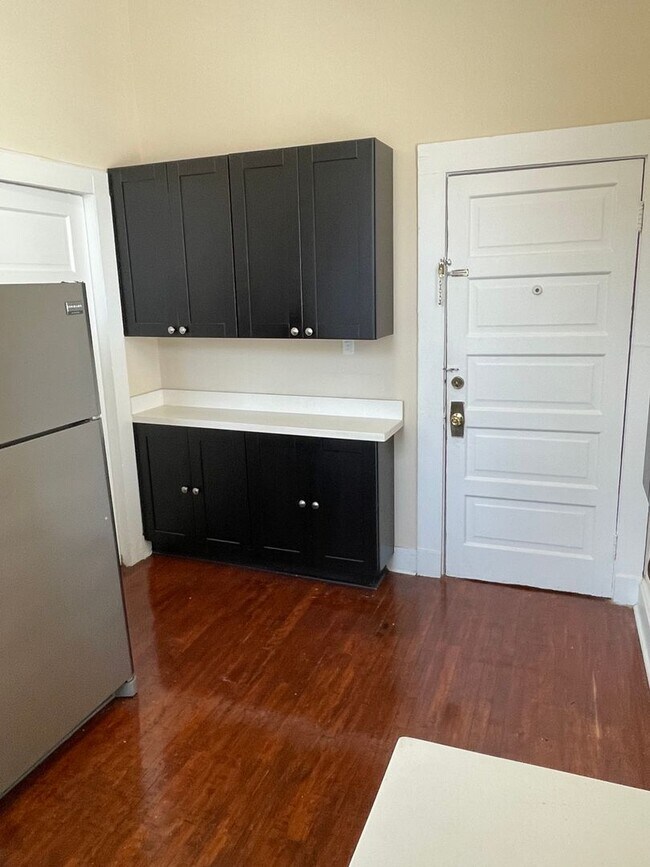 Building Photo - 2BD/1BA with natural light, hardwood floor...