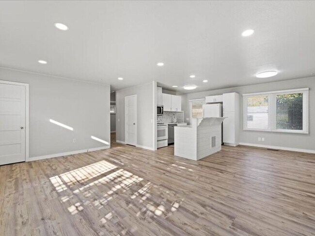 Building Photo - 1006 Van Giesen St