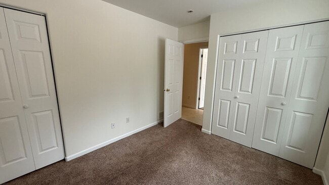 Building Photo - Lovely west Facing 3 Bed, 2 Bath, 2 Car Garage Townhouse!  Available now!