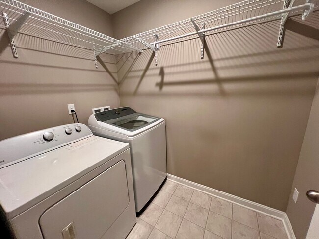 Building Photo - Imperial - 3 Bedroom 2.5 Bathroom - Large ...
