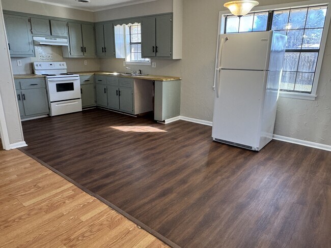 Building Photo - 219 W 8th St